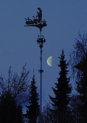 Gänseliesel mit Mond, 10. April 2007